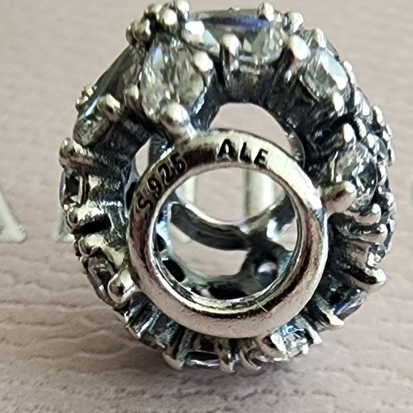 Pandora Sparkling Herbarium Cluster Round Charm - Picture 6 of 10